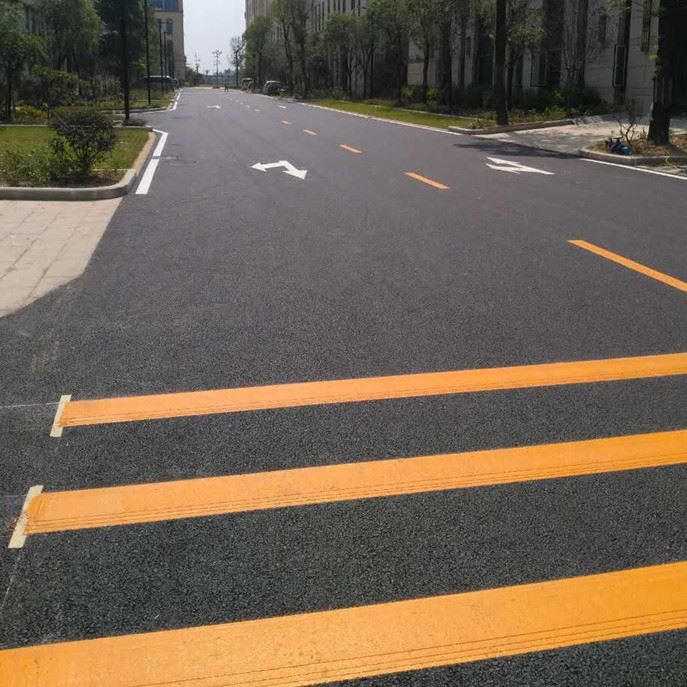 Gradbena barva za označevanje cest z vročim taljenjem